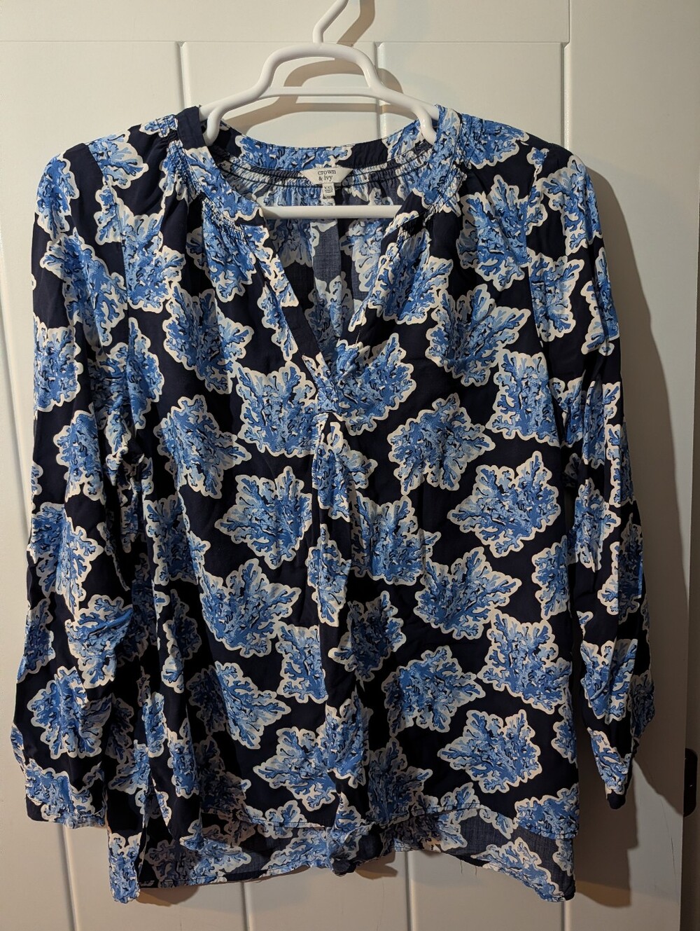 Crown & Ivy Women’s Navy Blue Floral 3/4 Sleeve Blouse